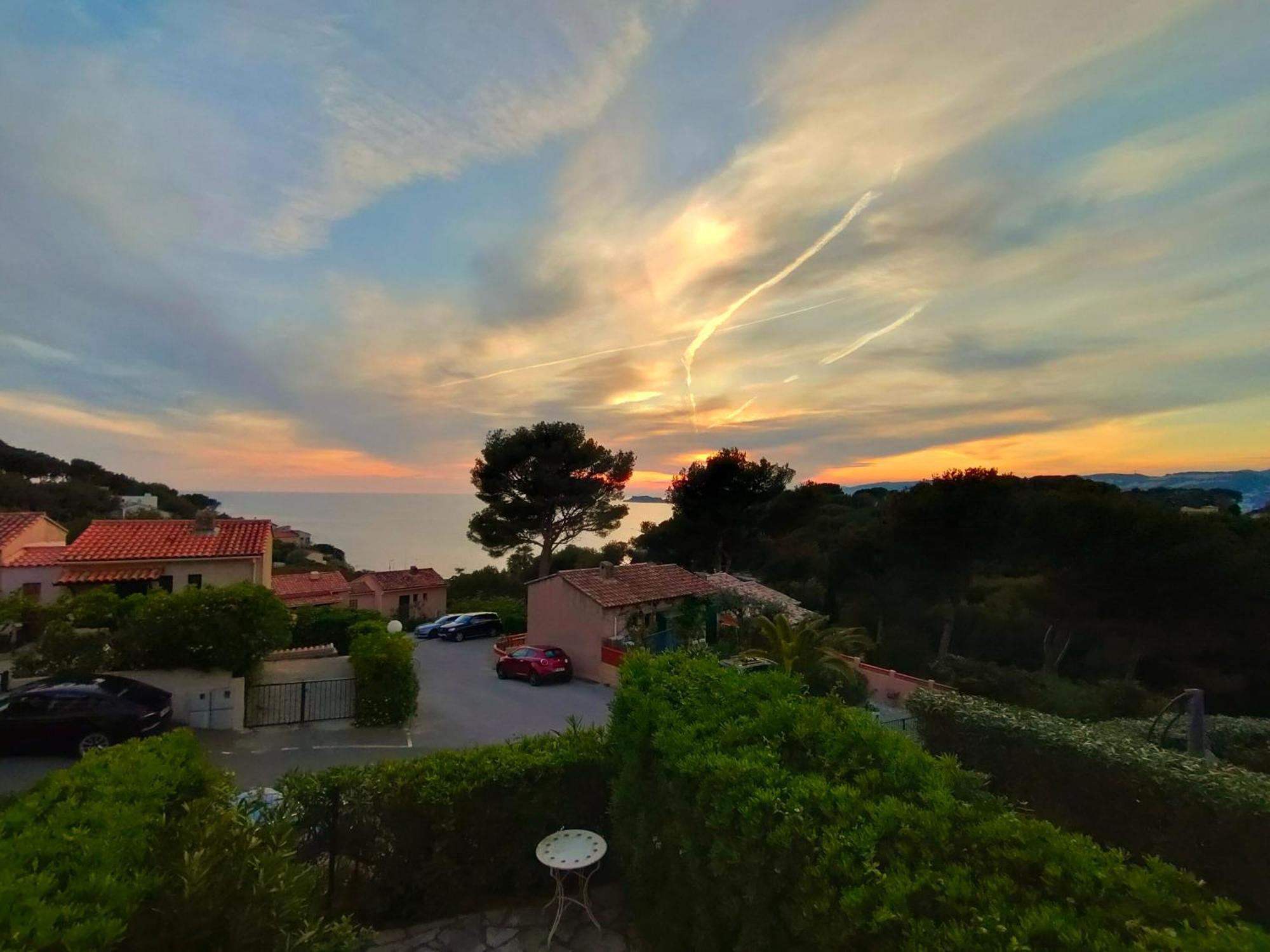 Appartement Avec Terrasse Vue Mer, Proximite Plage, Place Parking Sanary-sur-Mer Exteriör bild